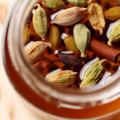 Cardamomo y miel: beneficios, usos y recetas